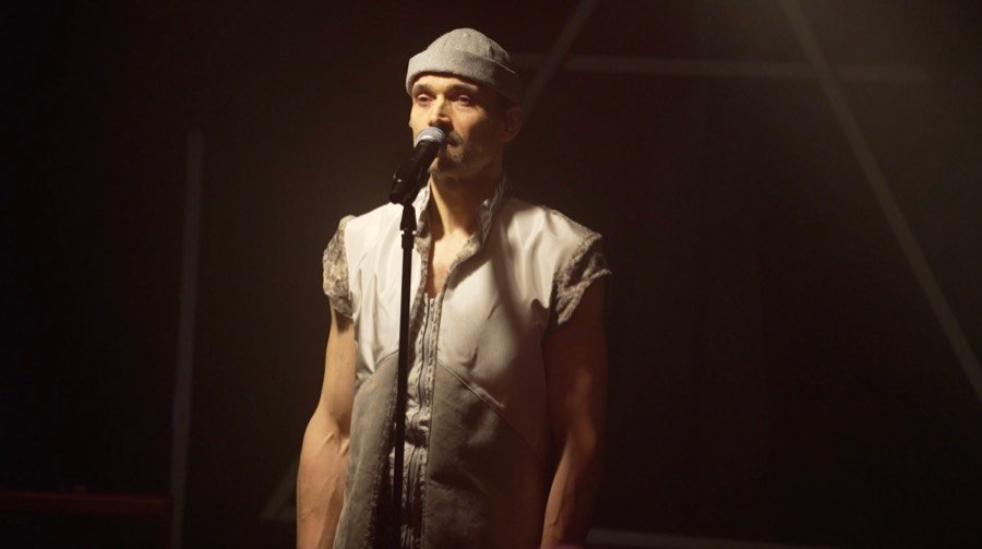 Chanteur au micro